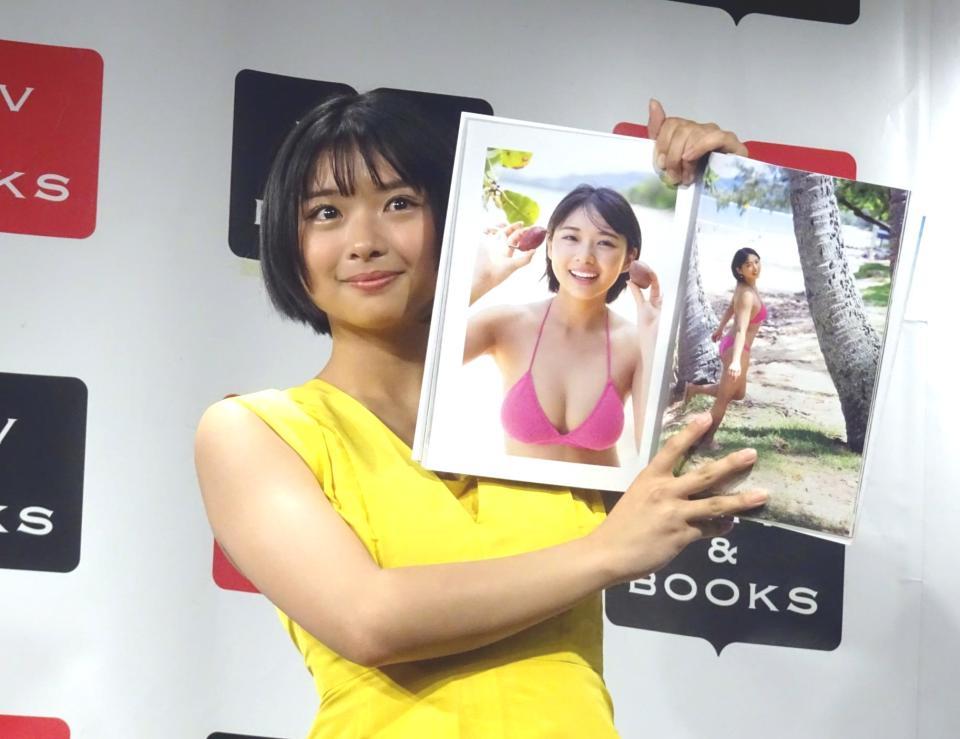 　ファースト写真集でお気に入りのカットを見せる桑島海空