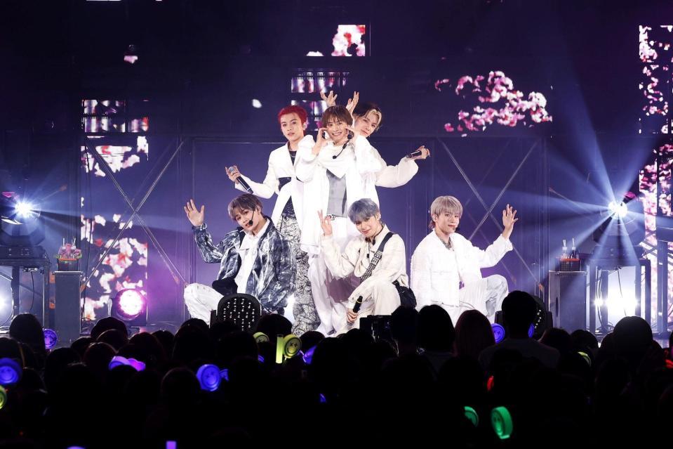 　初の単独ライブツアーを完走したＤＸＴＥＥＮ（前列左から）田中笑太郎、福田歩汰、大久保波留（後列同）平本健、寺尾香信、谷口太一©ＬＡＰＯＮＥ　Ｅｎｔｅｒｔａｉｎｍｅｎｔ