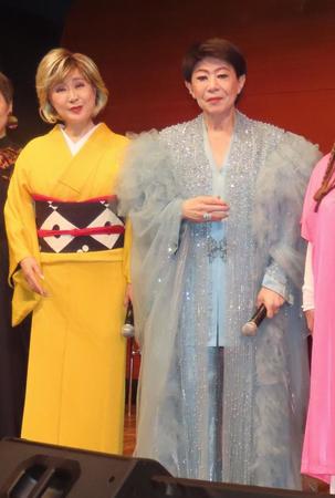 　コンサートに出演した小林幸子（左）と美川憲一