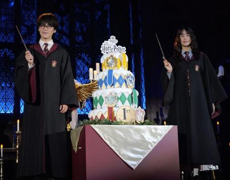 　特別仕様のケーキとともに、開業１周年をお祝いした小野賢章（左）と山本美月