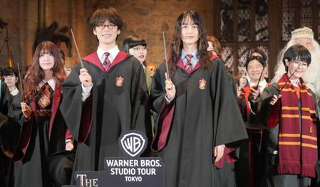 　会場に集まったファン２００人とともに、ホグワーツの制服姿で記念撮影した小野賢章（左）と山本美月