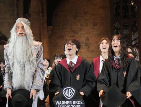 　映画「ハリー・ポッターと賢者の石」の名シーンらしく、帽子を投げてお祝いする（左から）ハリー杉山、小野賢章、山本美月