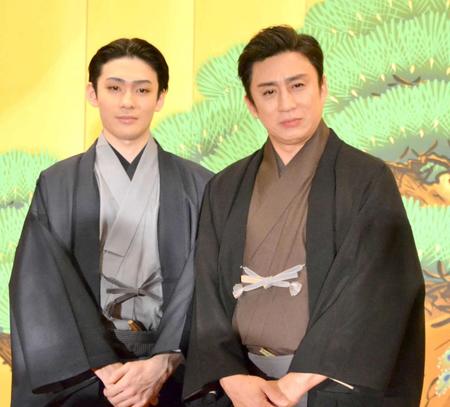 　七月大歌舞伎「裏表太閤記」の取材会に登場した松本幸四郎（右）と市川染五郎