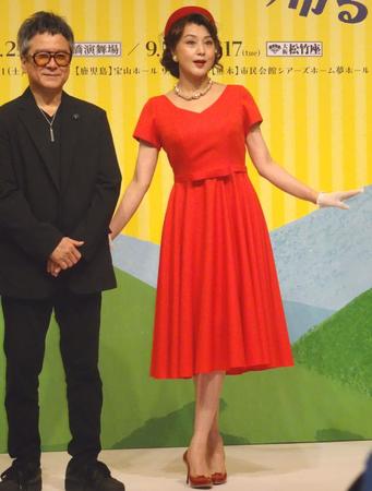 　会見に出席した藤原紀香（右）と錦織一清