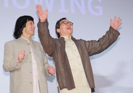 　突如、ジャッキーちゃん（左）の横で主題歌を熱唱し始めるジャッキー・チェン（撮影・吉澤敬太）