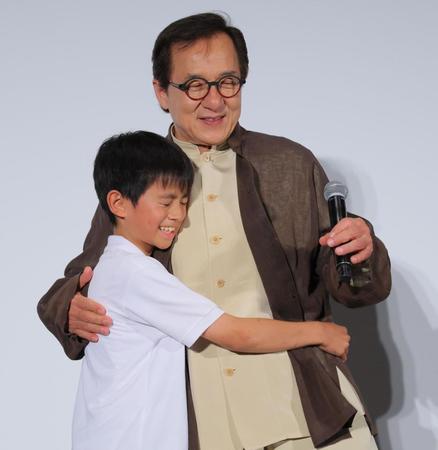 　映画をＰＲした山田くん（左）と抱き合うジャッキー・チェン（撮影・吉澤敬太）