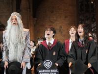 　映画「ハリー・ポッターと賢者の石」の名シーンらしく、帽子を投げてお祝いする（左から）ハリー杉山、小野賢章、山本美月