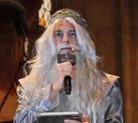 　「ハリーポッター」シリーズに登場するダンブルドアに扮（ふん）して登場したハリー杉山