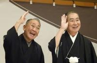 　落語記念百年興行に出演する桂文枝（右）と林家正蔵