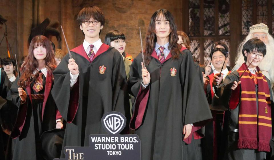 　会場に集まったファン２００人とともに、ホグワーツの制服姿で記念撮影した小野賢章（左）と山本美月