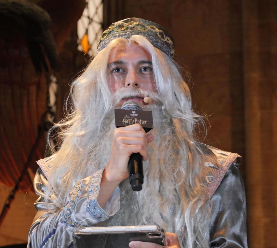 　「ハリーポッター」シリーズに登場するダンブルドアに扮（ふん）して登場したハリー杉山