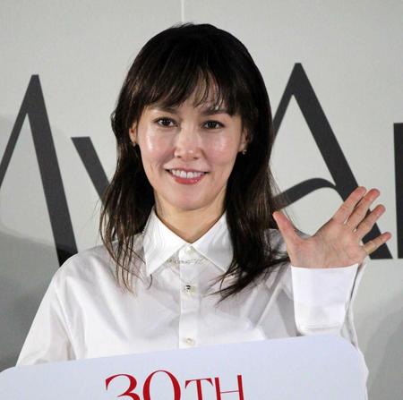 　笑顔を見せる菊地凛子