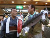 　店先で魚を売る桂ざこばさん（左）と渋谷天外＝２００１年１１月