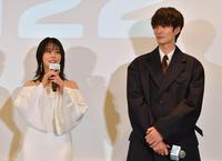 　夫婦役の高畑充希（左）と岡田将生（撮影・持木克友）