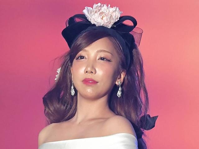 ざわちん様 ざわちん 赤髪にイメチェン＆体重増も告白「今ムチムチ」 テープで二重