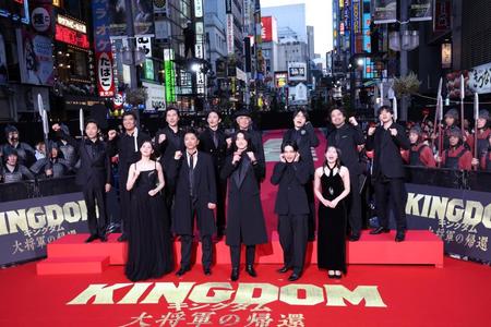 　レッドカーペットイベントを行った（前列左から）新木優子、大沢たかお、山﨑賢人、吉沢亮、清野菜名（後列左から）佐藤信介監督、高（はしごだか）嶋政宏、要潤、玉木宏、佐藤浩市、岡山天音、三浦貴大、山田裕貴＝東京・新宿ゴジラロード（撮影・金田祐二）