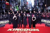 　レッドカーペットイベントを行った（前列左から）新木優子、大沢たかお、山﨑賢人、吉沢亮、清野菜名（後列左から）佐藤信介監督、高（はしごだか）嶋政宏、要潤、玉木宏、佐藤浩市、岡山天音、三浦貴大、山田裕貴＝東京・新宿ゴジラロード（撮影・金田祐二）