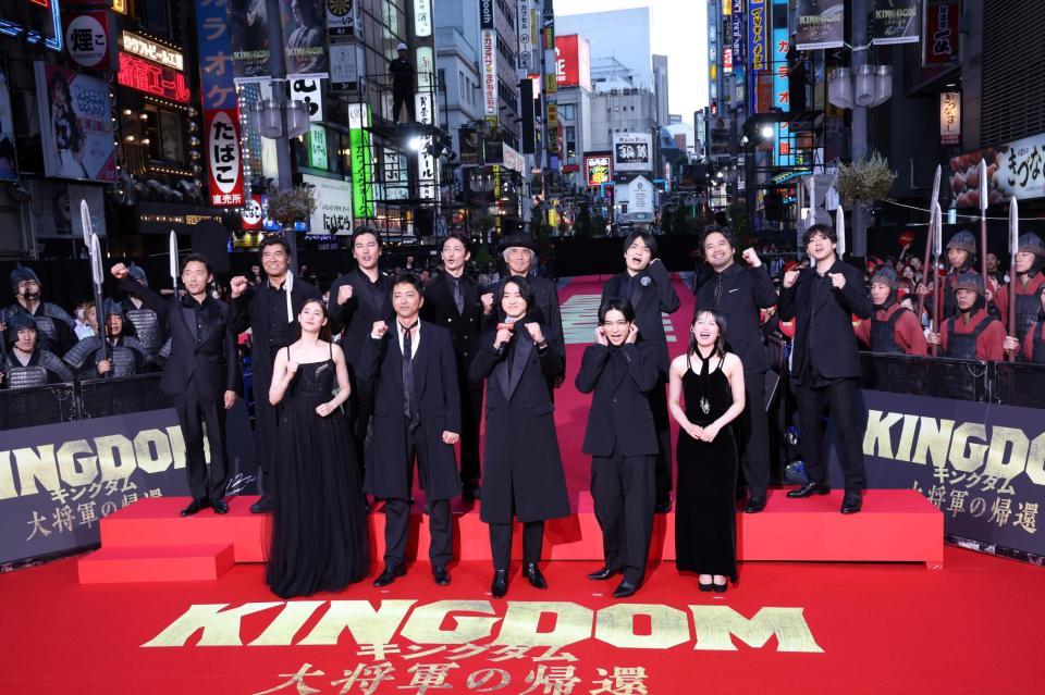 　レッドカーペットイベントを行った（前列左から）新木優子、大沢たかお、山﨑賢人、吉沢亮、清野菜名（後列左から）佐藤信介監督、高（はしごだか）嶋政宏、要潤、玉木宏、佐藤浩市、岡山天音、三浦貴大、山田裕貴＝東京・新宿ゴジラロード（撮影・金田祐二）