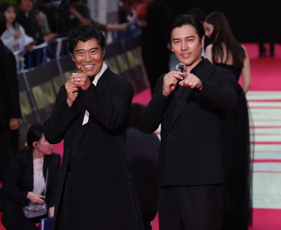 　レッドカーペットでポーズをきめる高嶋政宏、要潤＝東京・新宿ゴジラロード（撮影・金田祐二）