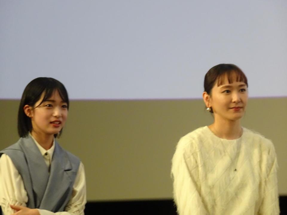  新垣結衣（右）と早瀬憩