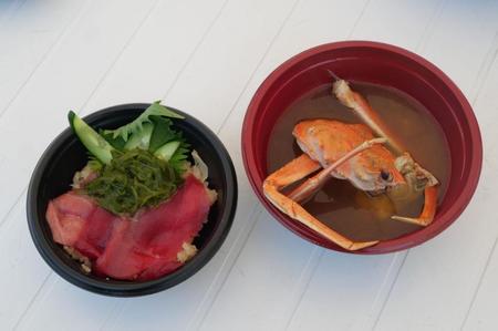 　「きまぐれ水産」で販売されている「天然本鮪の丼」（左）と「オオズワイガニの赤だし」
