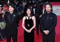 　レッドカーペットで笑顔の（左から）岡山天音、清野菜名､三浦貴大（撮影・金田祐二）