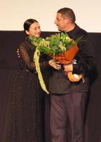 　サプライズ登場のダミアン・ボナールに満面の笑みを見せる柴咲コウ（左）