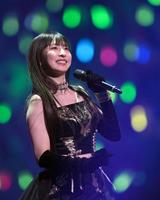 　卒業コンサートでパフォーマンスするＪｕｉｃｅ＝Ｊｕｉｃｅ・植村あかり（撮影・伊藤笙子）