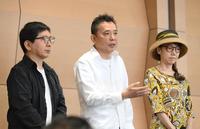 　ＴＡＲＡＫＯさんとの思い出を語る爆笑問題の太田光と田中裕二（左）。右は光代夫人（撮影・堀内翔）