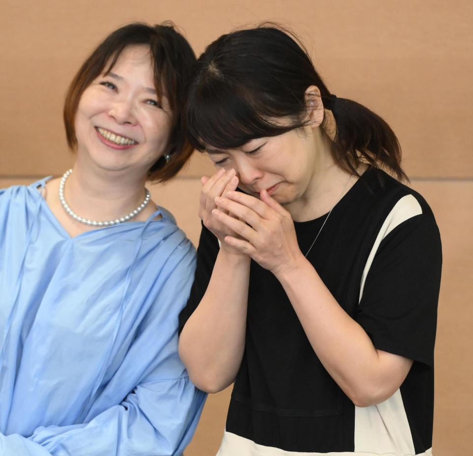 　ＴＡＲＡＫＯさんとの思い出を語り涙を流すお姉ちゃん役の声優・豊嶋真千子。左はお婆ちゃん役の佐々木優子（撮影・堀内翔）