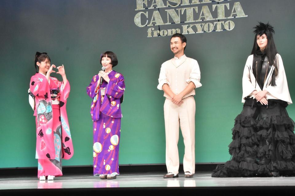 　吉岡里帆（左から２人目）に「かわいい」とほめられ、ハートでお礼する松村沙友理（左）