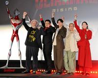 　映画「ＵＬＴＲＡＭＡＮ　ＲＩＳＩＮＧ」特別上映会に登場した（左から）シャノン・ディンドル監督、ジョン・アオシマ共同監督、山田裕貴、小日向文世、早見あかり