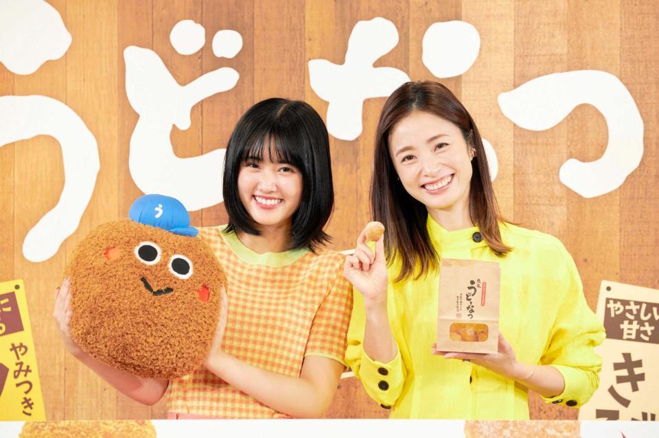 　「丸亀うどーなつ」発表会に出席した上戸彩（右）と原菜乃華