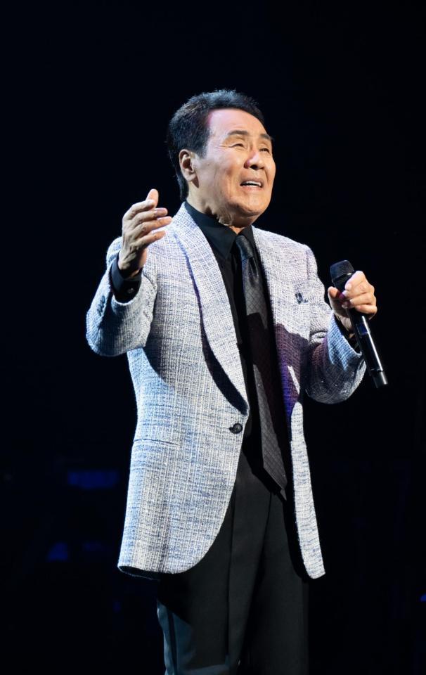 　６０曲メドレーを熱唱する五木ひろし