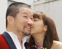 　結婚会見で西方凌のキスに笑顔の木村祐一＝１２年５月撮影