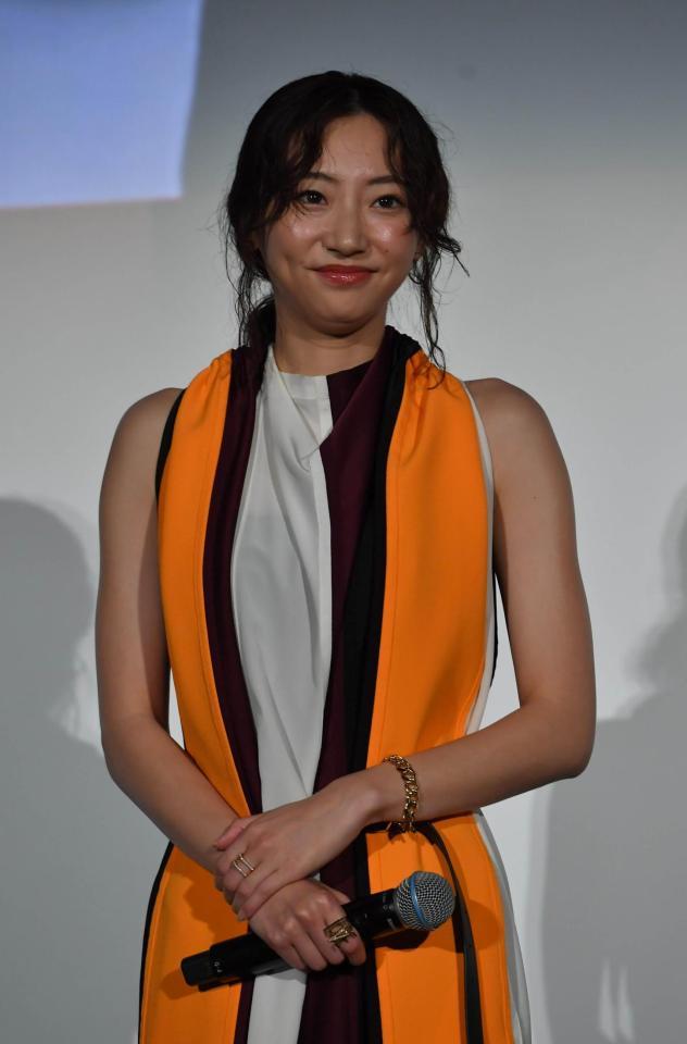 　舞台あいさつに登壇した武田玲奈（撮影・持木克友）