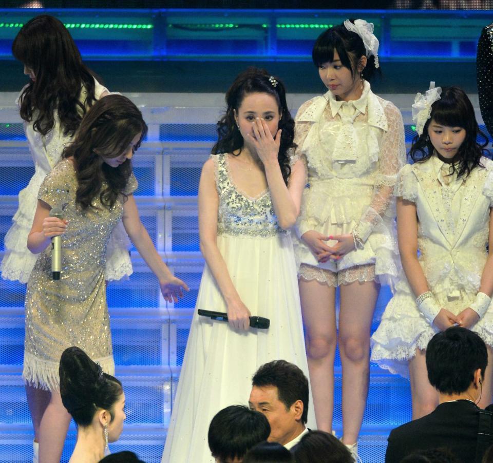 　１４年の紅白で、娘・神田沙也加さんの中継を見て涙ぐむ松田聖子（中央）