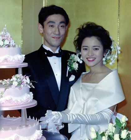 　結婚披露宴でケーキ入刀する中村橋之助（現芝翫）と三田寛子＝１９９１年１１月