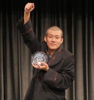 　「ＵＮＤＥＲ５　ＡＷＡＲＤ２０２４」で優勝した清川雄司