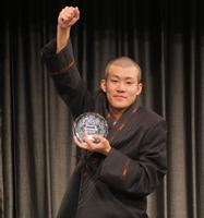 　「ＵＮＤＥＲ５　ＡＷＡＲＤ２０２４」で優勝した清川雄司