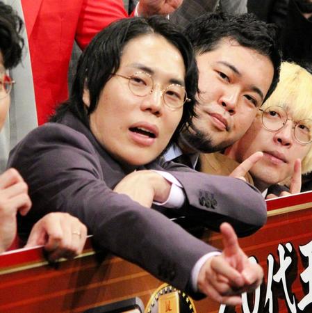 　記者会見に出席した（左から）令和ロマンの高比良くるまと松井ケムリ