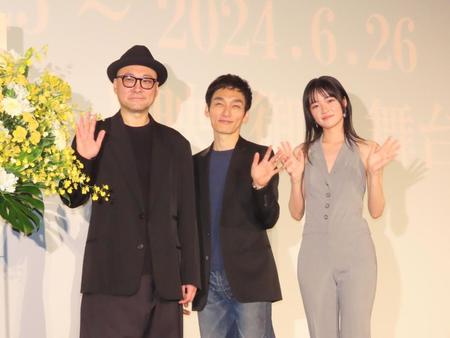 　舞台あいさつに出席した（左から）内田英治監督、草彅剛、服部樹咲