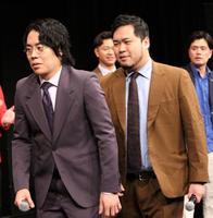 　記者会見に出席した令和ロマンの高比良くるま（左）と松井ケムリ
