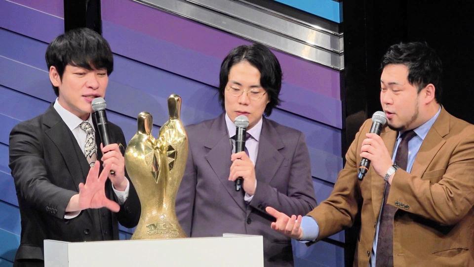 　Ｍ－１グランプリのトロフィーについてトークする（左から）川島明と令和ロマンの高比良くるま、松井ケムリ