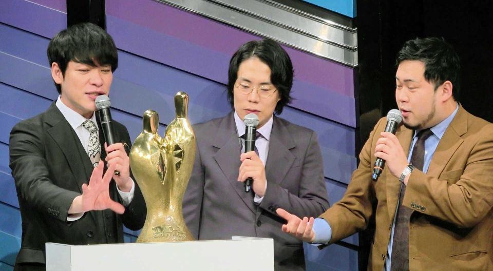 　Ｍ-１グランプリのトロフィーについてトークする（左から）川島明と令和ロマンの高比良くるま、松井ケムリ