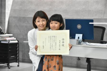 　沢口靖子（左）から宣伝大使任命状を受け取った永尾柚乃