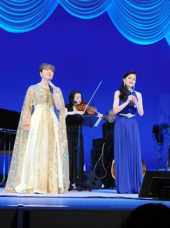 　重厚な歌声を披露した岩崎宏美（左）と島田歌穂