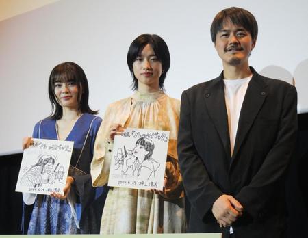 　押山清高監督（右）からプレゼントされたイラストを手に撮影に応じた吉田美月喜（左）と河合優実