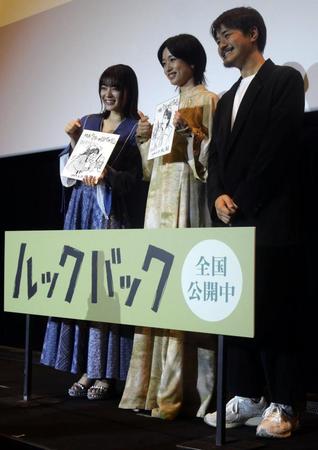 　満面の笑みで撮影に応じた（左から）吉田美月喜、河合優実、押山清高監督