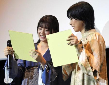 　押山清高監督からイラストをプレゼントされ、互いに見比べて喜ぶ吉田美月喜（左）と河合優実